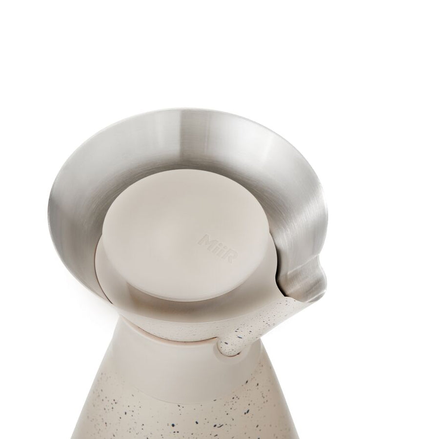 new-standard-carafe-e6 WebPDP-33oz_New_Standard_Carafe_Desert_Tan_Speckle_Studio__CAR1SVOS224_45_Lid_On.jpg