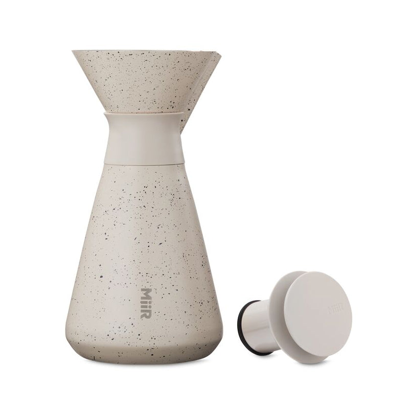 new-standard-carafe-e6 WebPDP-33oz_New_Standard_Carafe_Desert_Tan_Speckle_Studio__CAR1SVOS224_Front_Lid_Staged.jpg